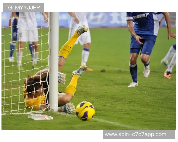 足球运动员在赛场上穿内裤的趣事与背后的故事探讨